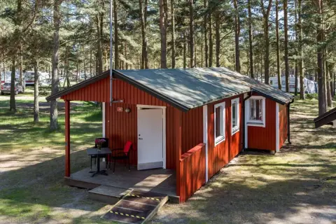 Rött stugboende på en campingplats i Åhus. Perfekt för en avkopplande semester, som många recensioner vittnar om.