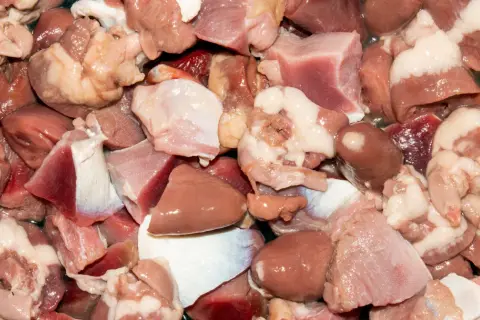 Surowa wątróbka z kurczaka, serca i inne podroby. Czy można jeść surową wątróbkę z kurczaka? Zazwyczaj nie zaleca się jedzenia surowych podrobów ze względu na ryzyko bakterii.