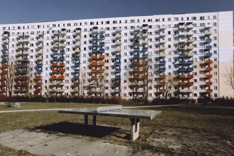 Blok mieszkalny z kolorowymi balkonami. Ceny mieszkań w Bydgoszczy na rynku wtórnym mogą być różne, ale widok ten sugeruje potencjalne możliwości.