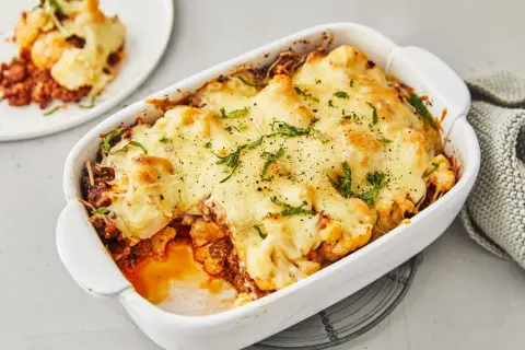 Herzhafter Blumenkohlauflauf mit Hackfleisch, überbacken mit geschmolzenem Käse und garniert mit frischen Kräutern. Ein köstliches Gericht, das Lust auf mehr macht.