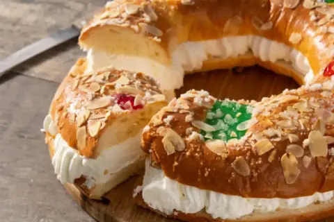 Roscon de San Valero relleno de nata, decorado con almendras y frutas escarchadas. ¡Listo para compartir!
