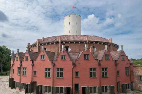 Gdańsk atrakcje dla młodzieży: Twierdza Wisłoujście z charakterystyczną wieżą i ceglanymi budynkami, idealne miejsce na odkrywanie historii.