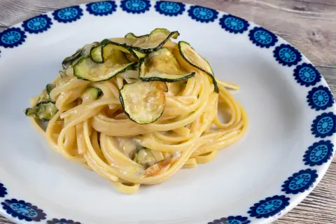 Assiette de pâtes aux courgettes, un plat simple et savoureux.