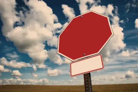 Tomt stoppskylt mot en molnig himmel. En påminnelse om hur tackar man nej till en inbjudan.