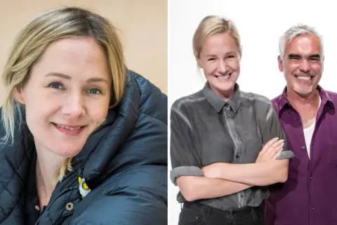 Kobra programledare med armarna i kors, bredvid en man i lila skjorta.