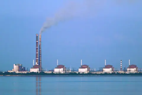 Elektrownie atomowe w Ukrainie: Co z Zaporożem i bezpieczeństwem Polski?