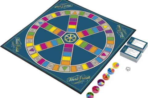 Trivial Pursuit Classic Edition Spielbrett mit bunten Feldern, Spielsteinen, Würfel und Kartenstapeln. Bereit für aktuelle Fragen!