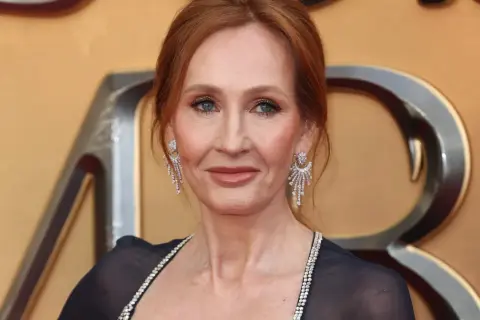 J.K. Rowling, autorka, która napisała Harry'ego Pottera, w eleganckiej sukni i błyszczących kolczykach.