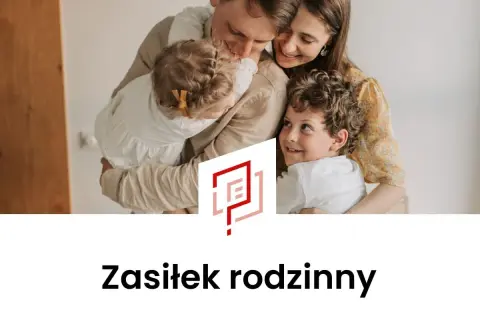 Szczęśliwa rodzina z dwójką dzieci przytulająca się.