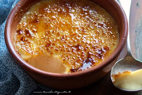 Crema catalana ricetta: delizioso dessert con crosticina caramellata dorata, servito in ciotola di terracotta.