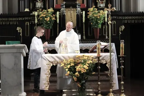Ksiądz i ministrant podczas mszy. Czy nie pójście do kościoła w niedzielę to grzech ciężki?
