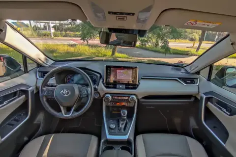 Wnętrze Toyoty RAV4. Kierownica, ekran nawigacji i panel klimatyzacji. Czy to hybryda czy benzyna?