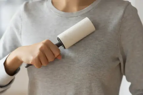 Kleidung von Fusseln befreien: Ein Kleiderroller als einfaches Hausmittel.