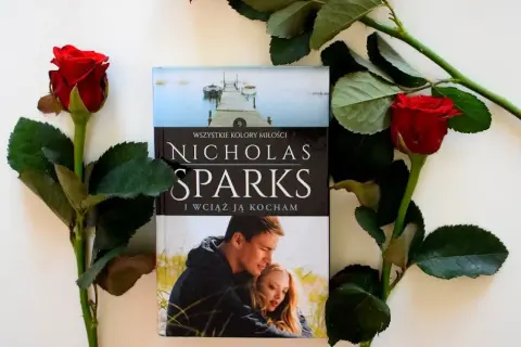 I wciąż ją kocham: Recenzja Nicholasa Sparksa. Przeczytać czy odpuścić?
