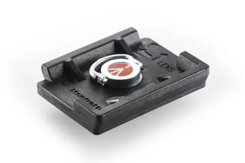 Czarna płytka z mocowaniem rc2 i oznaczeniem "LENS". Posiada metalowy gwint i logo Manfrotto.