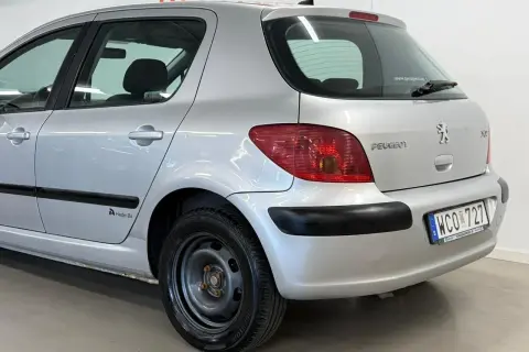 Silver Peugeot 307, bakifrån. Vanliga fel kan inkludera rost, men denna verkar vara i gott skick.