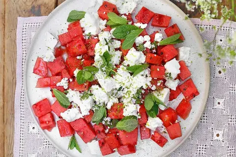 En uppfriskande melon och fetaostsallad med mynta och lime. Perfekt sommarbuffé!