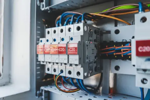 W skrzynce elektrycznej z bezpiecznikami C20, zastanawiasz się, czy wyłączać bojler na wyjazd.