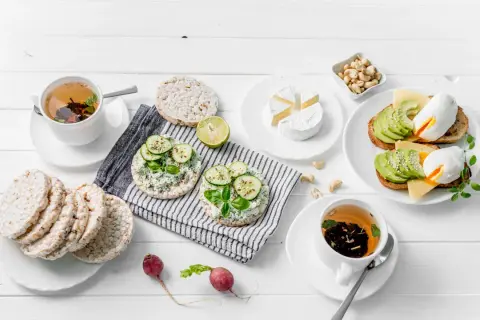Colazione sana per la dieta 3 giorni: toast con avocado e uovo, gallette con formaggio e cetriolo, tè e formaggio brie.