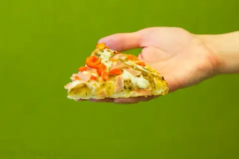 Ile waży kawałek pizzy? Waga, kalorie i świadome wybory!