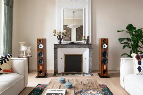 Dwa eleganckie głośniki podłogowe tworzą idealne stereo w salonie.