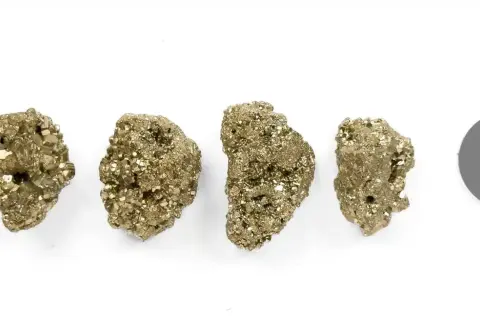 Vier goldglänzende Pyrit-Klumpen, die ihre vielfältige Pyrit-Verwendung in der Schmuckherstellung und als Sammlerstücke zeigen.
