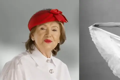 Halina Frąckowiak w czerwonym kapeluszu, jak z tekstu piosenki "Papierowy księżyc", z dłonią trzymającą koronkową halkę.