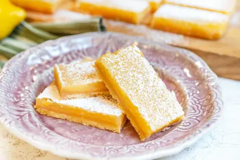Citronrutor i långpanna, pudrade med florsocker, redo att avnjutas. Perfekt för fikat!