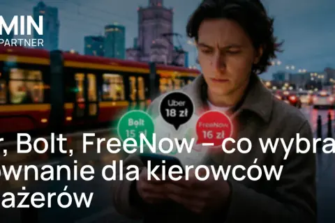 Mężczyzna z telefonem porównuje ceny Uber, Bolt i FreeNow. Miasto nocą, tramwaj w tle.