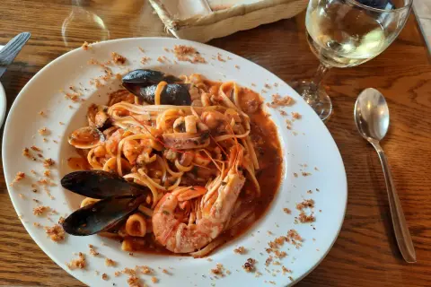 Gdzie zjeść w Marsaxlokk? Najlepsze restauracje z owocami morza