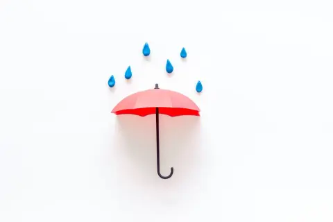 Czerwony parasol chroni przed deszczem. Nawet meteopata poczuje się lepiej pod takim schronieniem.