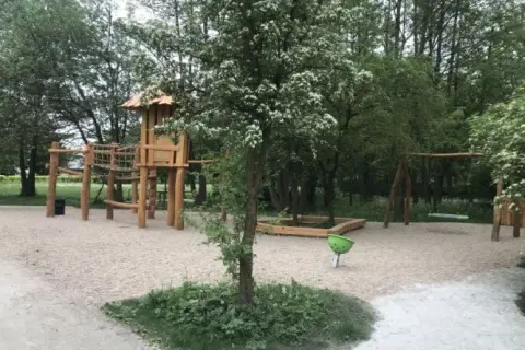 Na czym postawić plac zabaw, aby zapewnić bezpieczeństwo dzieciom?