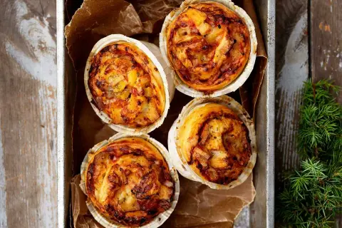 Fyra gyllene pizzabullar i en plåtform, redo att avnjutas. Ett perfekt pizzabullar recept för fika eller middag.