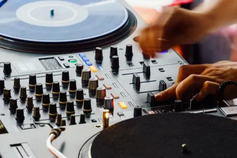 Na czym gra DJ? Sprzęt na start i budżet dla początkujących