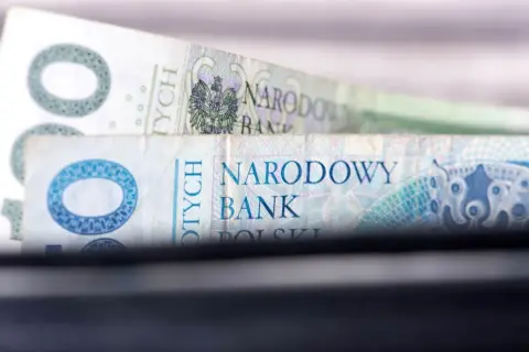 Polskie banknoty, symbolizujące zarobki, w tym ile zarabia prokurator.