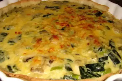 Tarta de puerros recién horneada, con su masa dorada y un relleno cremoso y sabroso.