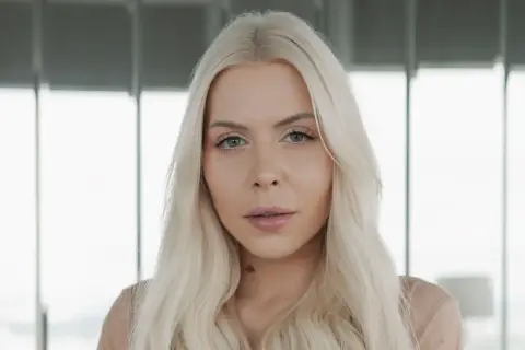 Blondynka z pieprzykiem na szyi. Ciekawe, ile lat ma Julia von Stein, patrząc na jej delikatną urodę.