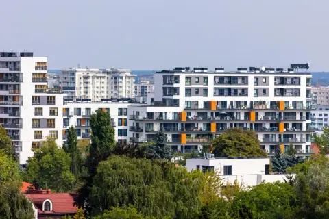 Nowoczesne bloki mieszkalne z balkonami i zielenią. Szukasz, gdzie najtańsze mieszkania w Polsce?