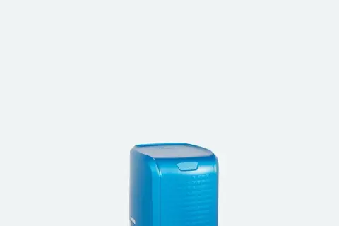 Un osmoseur portable bleu vif, au design moderne, prêt à purifier votre eau où que vous soyez.