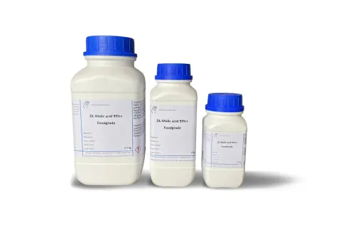 Tre flaconi di acido malico 99%+ Foodgrade. L'acido malico è un ingrediente comune in alimenti e bevande.