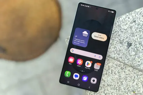 Nowoczesny Samsung z widżetami pogody i pozdrowieniem. Czy to właśnie ten model jest najlepszy?