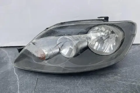 Reflektor do Golfa 5, gotowy do wymiany żarówki postojowej.