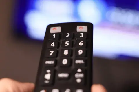 Zepsuty pilot TV: Naprawa czy nowy? Sprawdź koszty i opłacalność