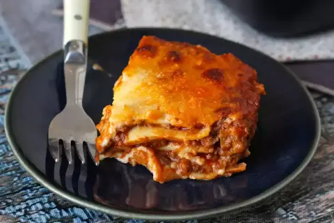 Pyszna lasagne z mięsem mielonym i sosem bolognese, idealna na obiad. Oto jak zrobić lasagne z mięsem mielonym i sosem bolognese.