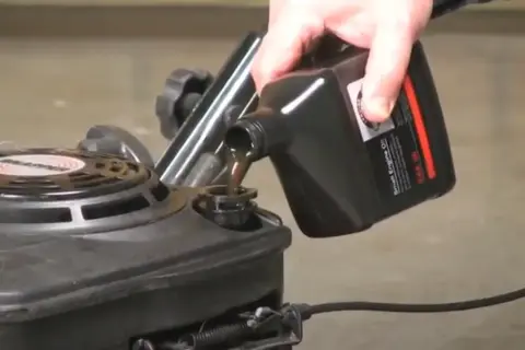 Ile oleju do kosiarki Briggs & Stratton? Sprawdź, aby uniknąć problemów