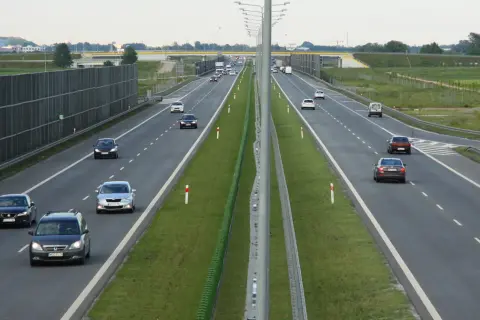 Autostrada czy ekspresówka? Kluczowe różnice: limity, opłaty, bezpieczeństwo