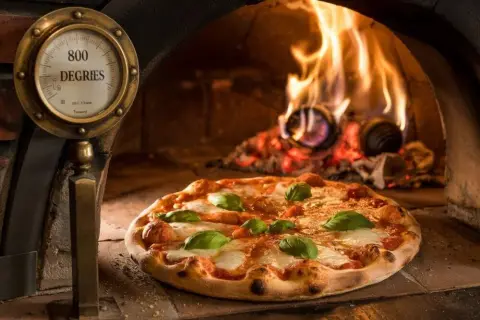Na jakim programie piec pizzę, aby uniknąć zakalca i uzyskać chrupkość?