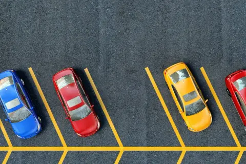 Gdzie zaparkować w Helu? Płatne i darmowe opcje parkingowe