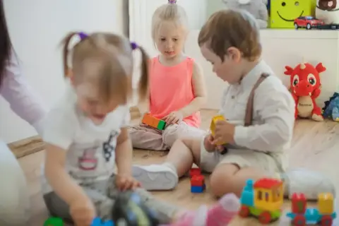 Dzieci bawią się klockami. Czy na urlopie rodzicielskim można posłać dziecko do żłobka?