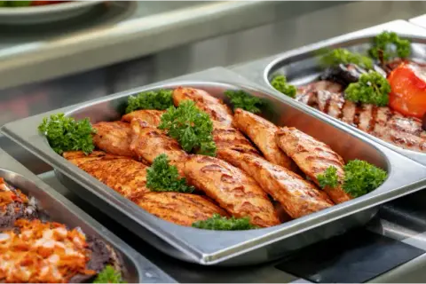 Ile kosztuje catering na 50 osób? Sprawdź ceny i oszczędź!